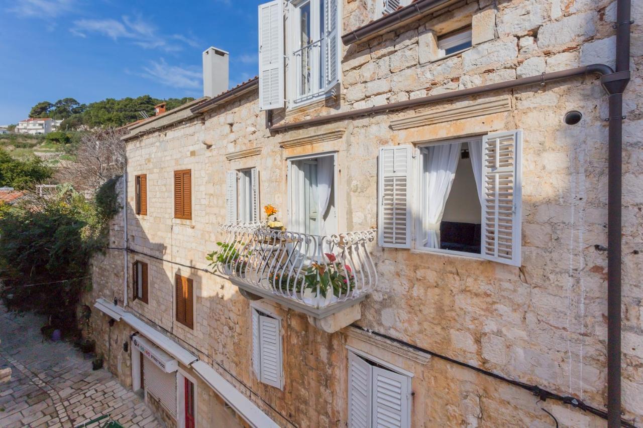 חוואר Lola Apartments - Zf Hvar מראה חיצוני תמונה